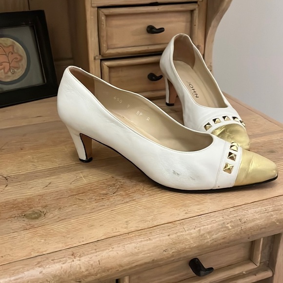 St. John Pumps Heels Shoes Cream Gold Toe Studs Size 9 Italy Leather - Picture 1 of 10
